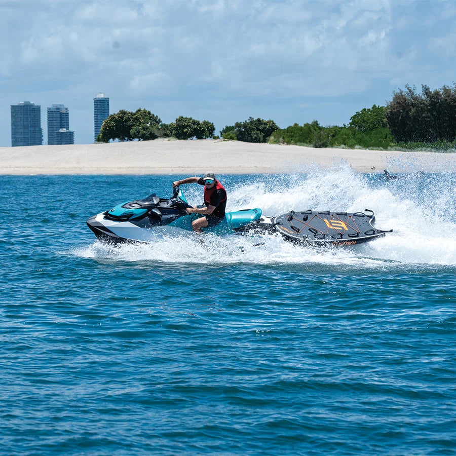 Traîneau SurfHaul tracté derrière un jet-ski sur l’océan